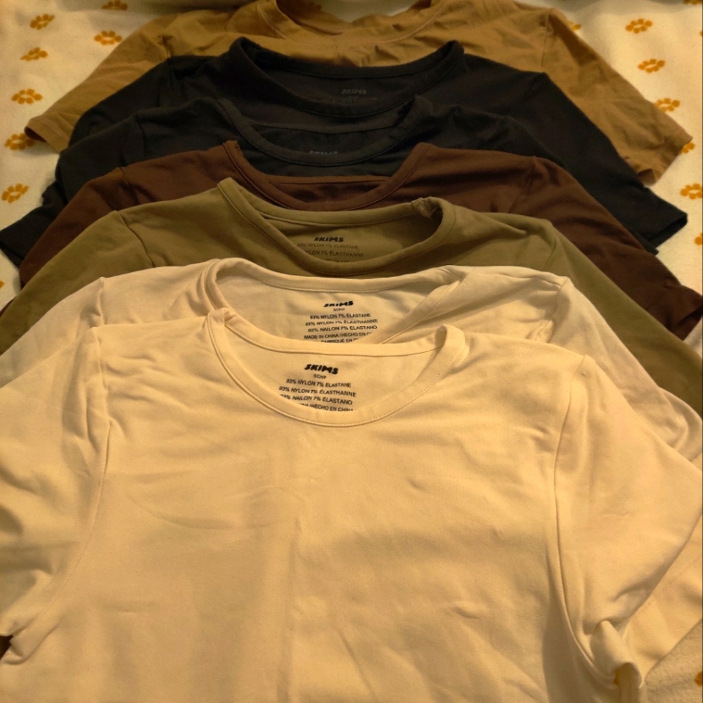 Sold!!!!!!!!!Skims shirts!!!!!